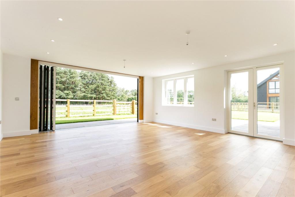 3 bedroom detached house for sale in Redling Drive, Bovingdon, Hemel Hempstead, Hertfordshire, HP3