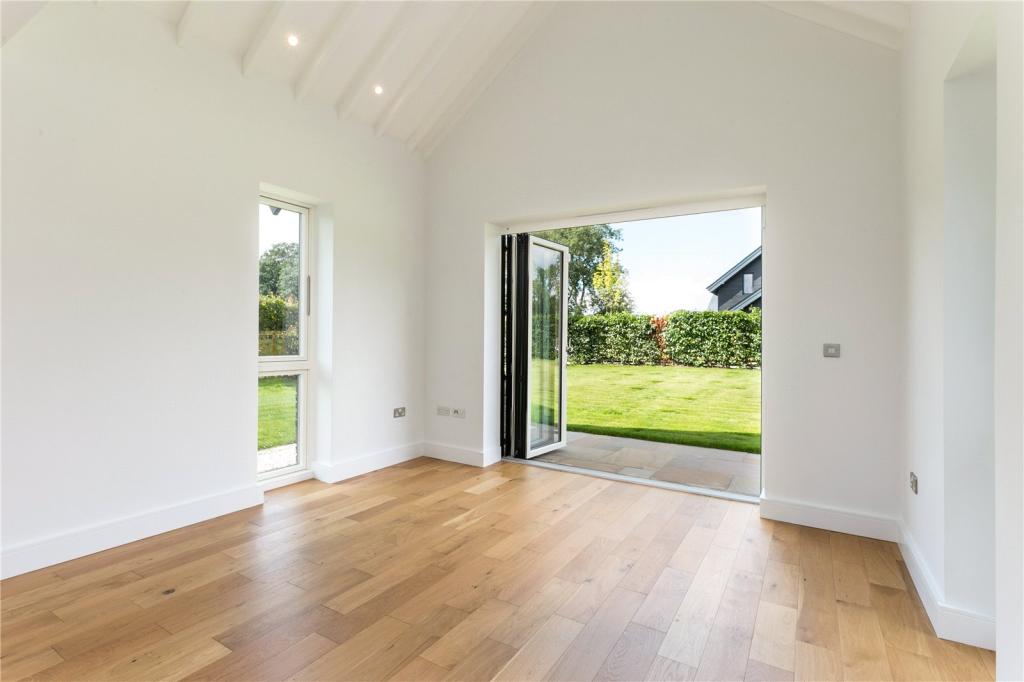 3 bedroom detached house for sale in Redling Drive, Bovingdon, Hemel Hempstead, Hertfordshire, HP3