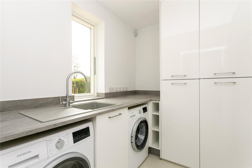 3 bedroom detached house for sale in Redling Drive, Bovingdon, Hemel Hempstead, Hertfordshire, HP3