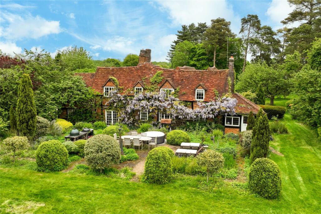 Equestrian facility for sale in Parrotts Lane, Buckland Common, Tring