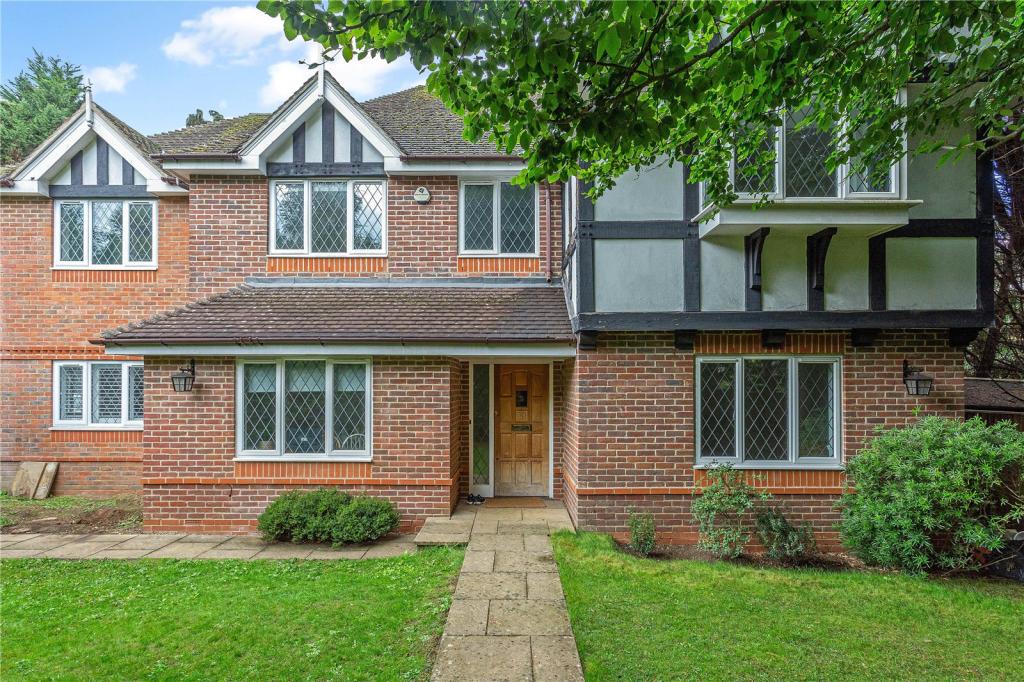 5 bedroom detached house for sale in Beechwood Park, Chorleywood