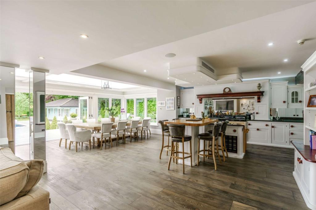 7 bedroom detached house for sale in Chalfont Lane, Chorleywood