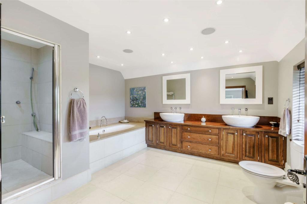 7 bedroom detached house for sale in Chalfont Lane, Chorleywood