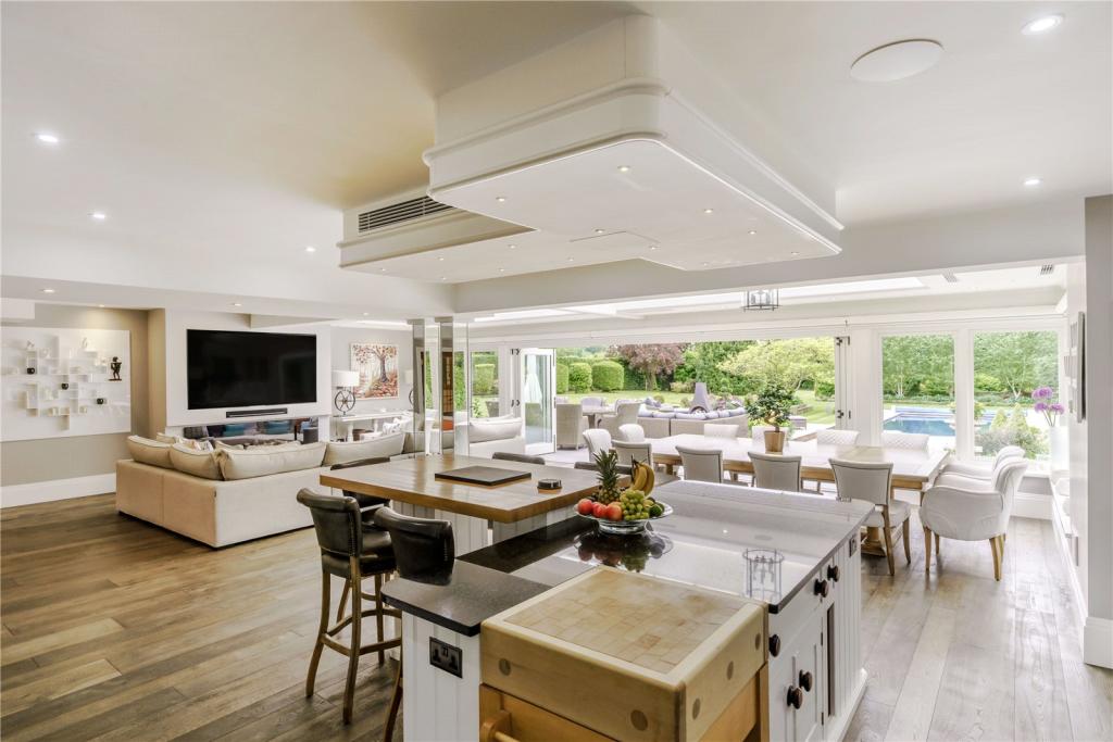 7 bedroom detached house for sale in Chalfont Lane, Chorleywood
