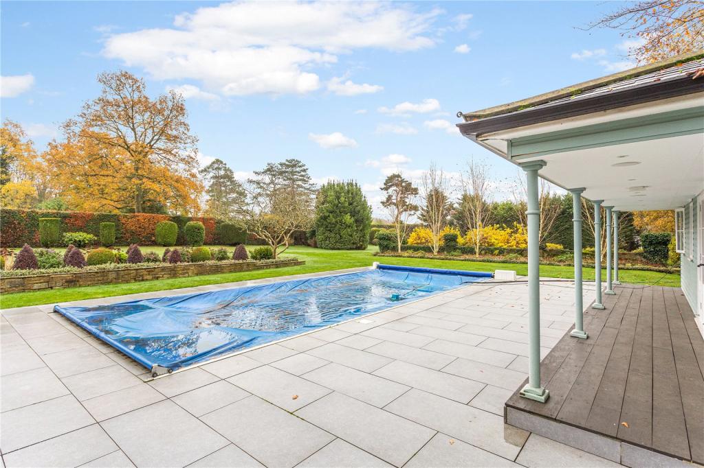 7 bedroom detached house for sale in Chalfont Lane, Chorleywood