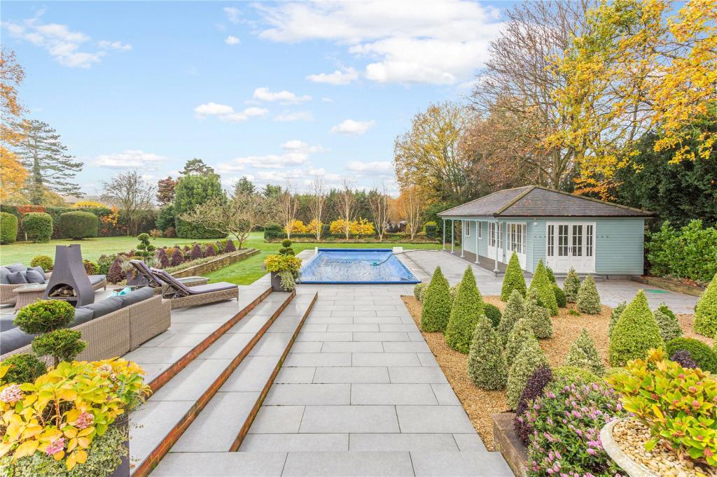 7 bedroom detached house for sale in Chalfont Lane, Chorleywood