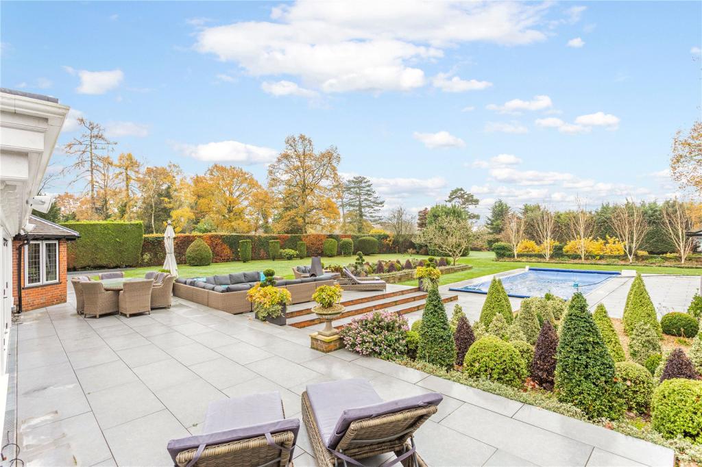 7 bedroom detached house for sale in Chalfont Lane, Chorleywood
