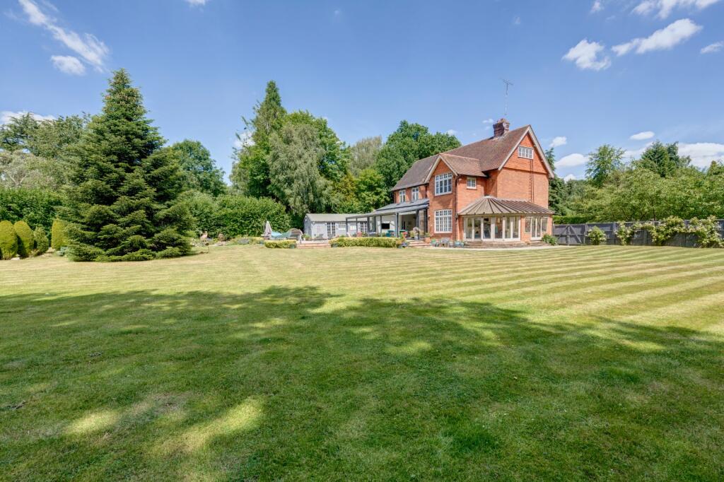 6 bedroom detached house for sale in Halifax Road, Heronsgate