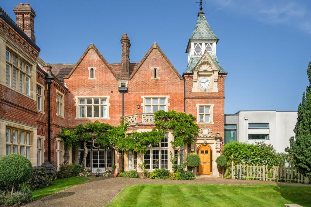 2 bedroom apartment for sale in Gloucester Court, Croxley Green