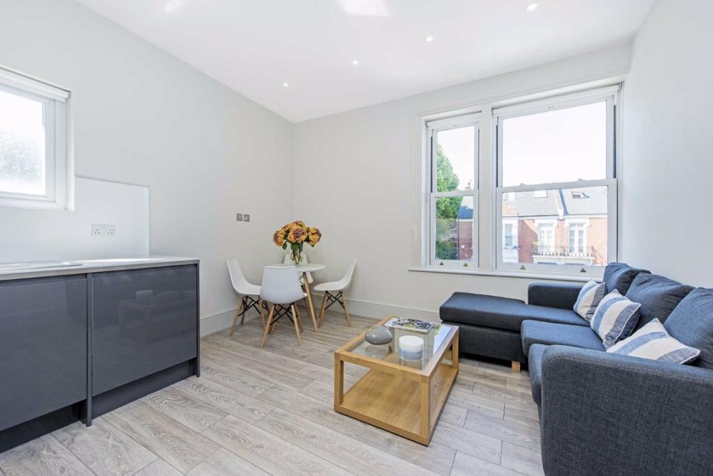 2 bedroom flat for rent in Fulham Palace Road, Fulham ...