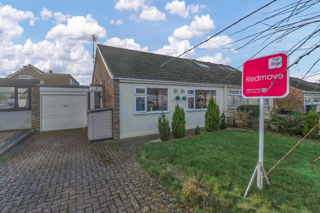 2 bedroom semidetached bungalow for sale in The Limes, YO32