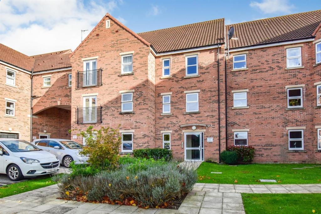 2 bedroom flat for sale in Cloisters Mews, Bridlington, East Riding of