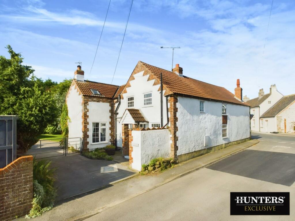 4 bedroom detached house for sale in Gillus Lane, Bempton, Bridlington