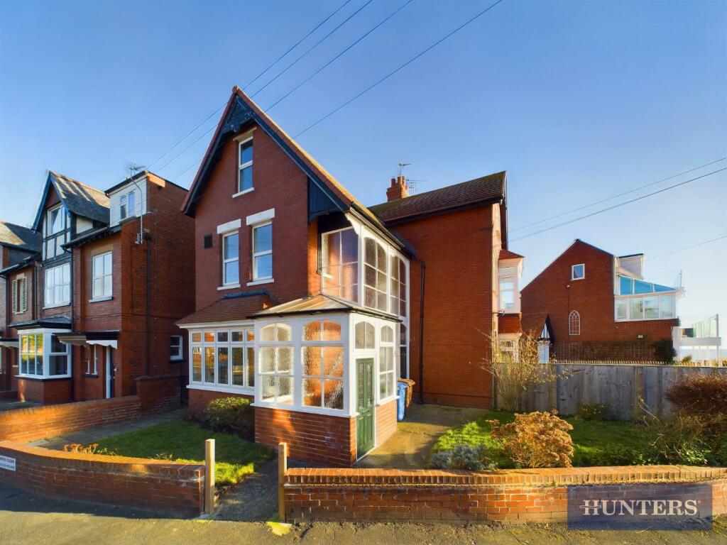 4 bedroom flat for sale in Trafalgar Crescent, Bridlington, YO15