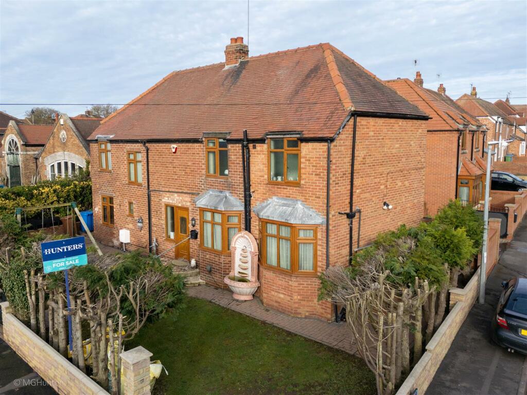 3 bedroom detached house for sale in Sewerby Road, Bridlington, YO16