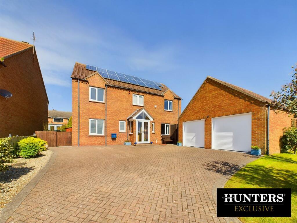 4 bedroom detached house for sale in Eden Gardens, Bempton, Bridlington
