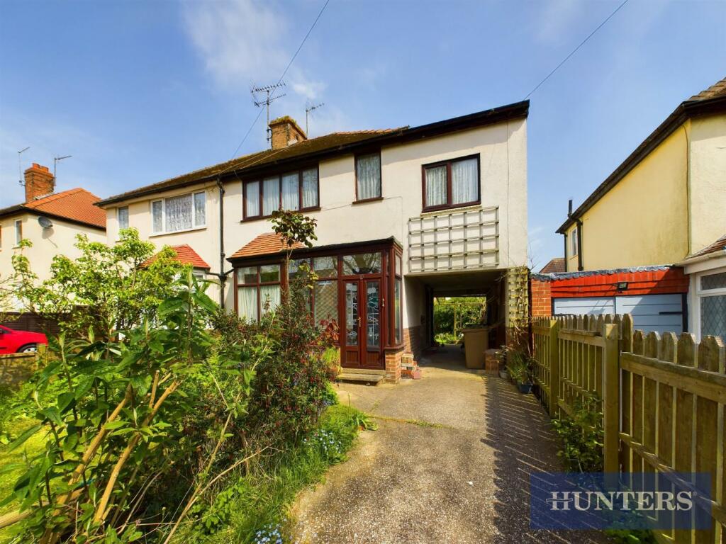 4 bedroom semidetached house for sale in Watsons Avenue, Bridlington, YO16