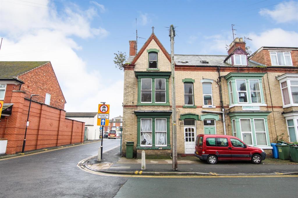 6 bedroom end of terrace house for sale in Marshall Avenue, Bridlington