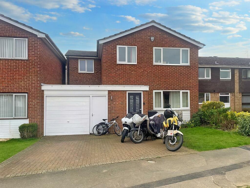 4 bedroom link detached house for sale in Highfields, Towcester, NN12