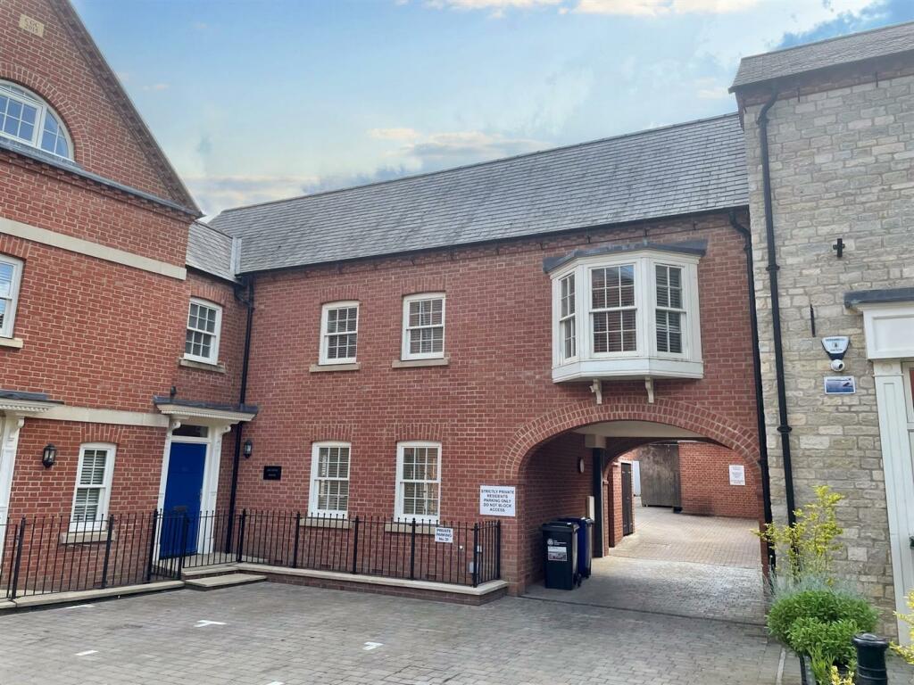 4 bedroom mews property for sale in Moat Lane, Towcester, NN12