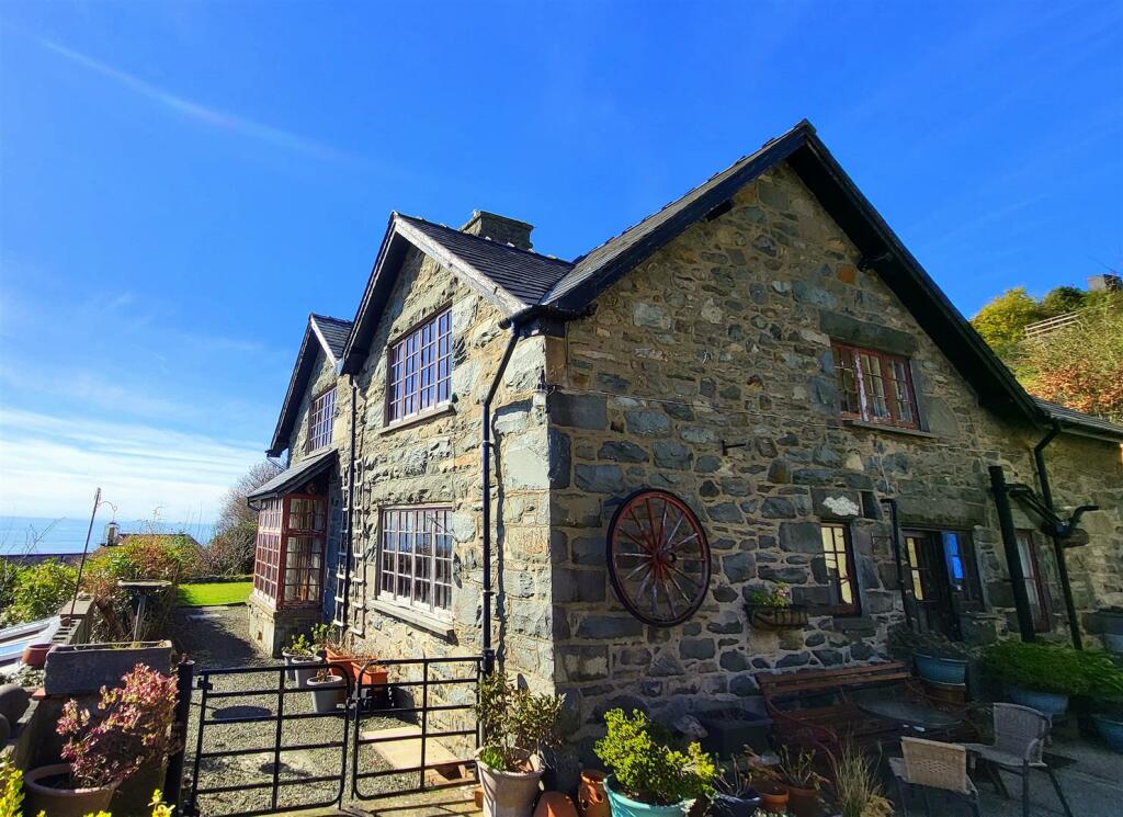 4 bedroom detached house for sale in Barmouth, LL42
