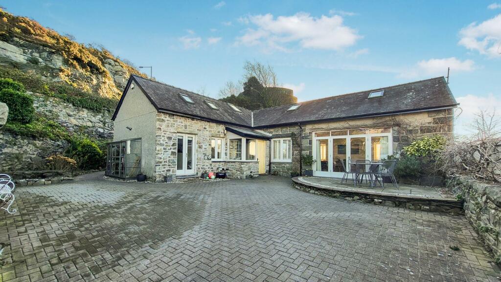 Main image of property: Harlech