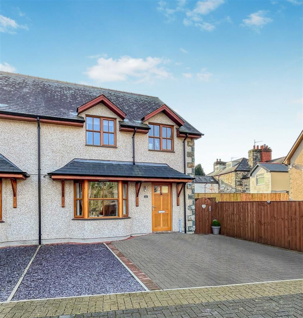 3 bedroom semidetached house for sale in Llanbedr, LL45