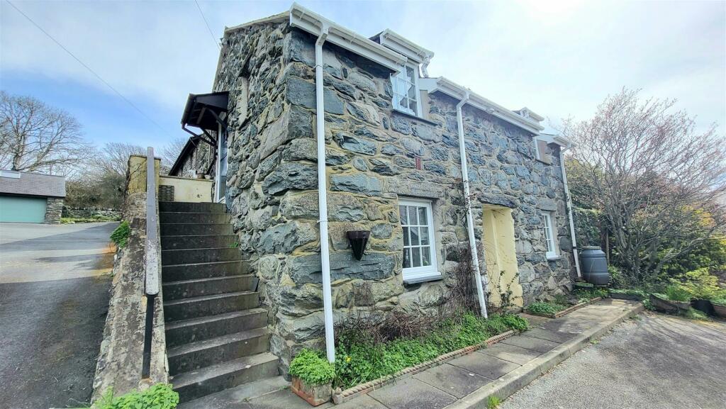 2 bedroom detached house for sale in Penrhiw, Dyffryn Ardudwy, LL44