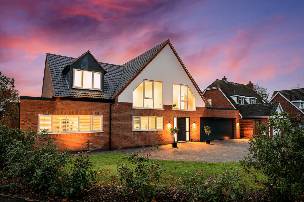 6 bedroom detached house for sale in Beverley Road, Leamington Spa