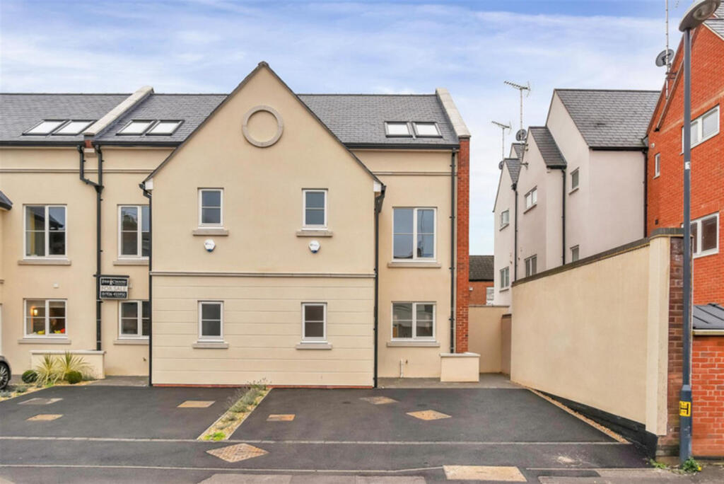 Main image of property: Alveston Place, Leamington Spa, Warwickshire CV32 4UE