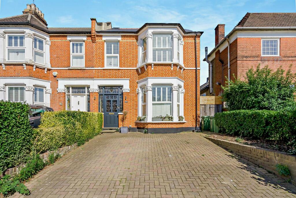 4 bedroom end of terrace house for sale in Westmount Road, London, SE9