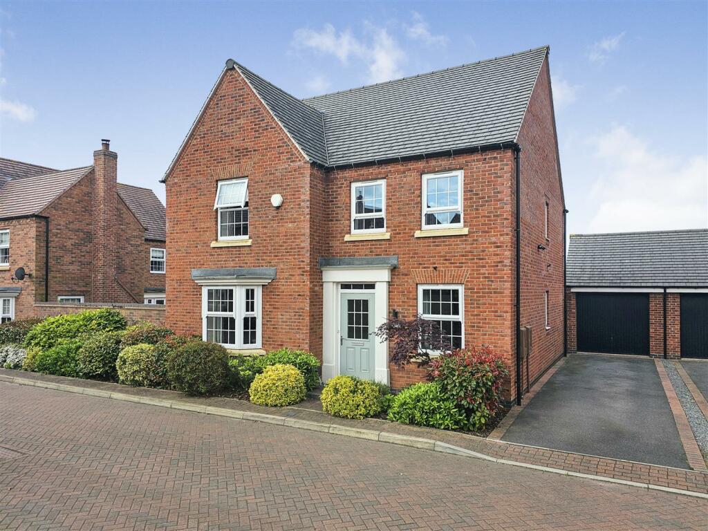 4 bedroom detached house for sale in Hare Park, Drakelow, DE15