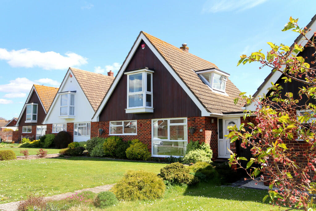 3 bedroom chalet for sale in Wolsey Way, Milford on Sea, SO41