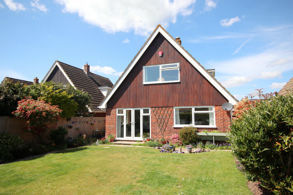 3 bedroom chalet for sale in Wolsey Way, Milford on Sea, SO41