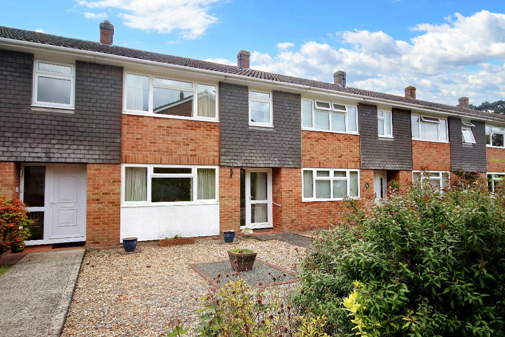 3 bedroom terraced house for sale in Lyndale Close, Milford on Sea, SO41