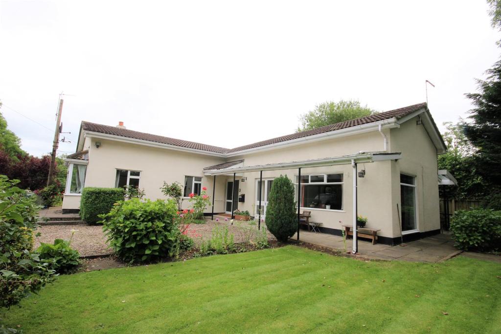 3 bedroom detached bungalow for sale in Thorpe Larches, Sedgefield