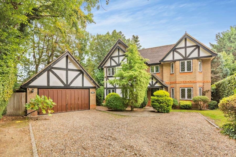 5 bedroom detached house for rent in The Clump, Chorleywood, WD3