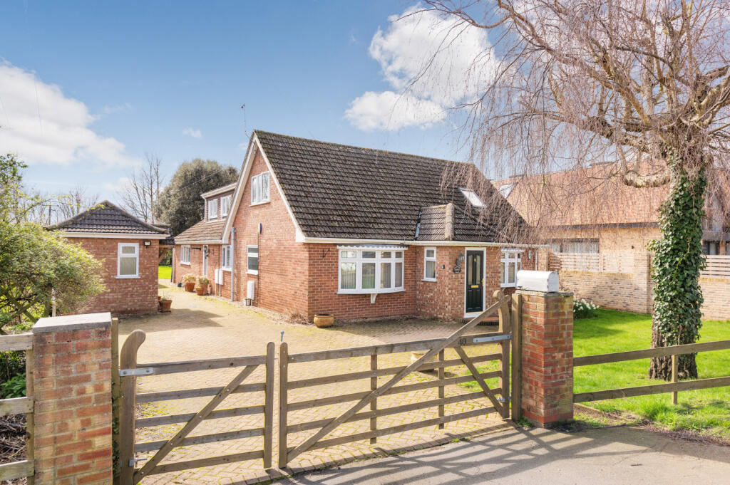 6 bedroom detached house for sale in Marsh Lane, Hemingford Grey