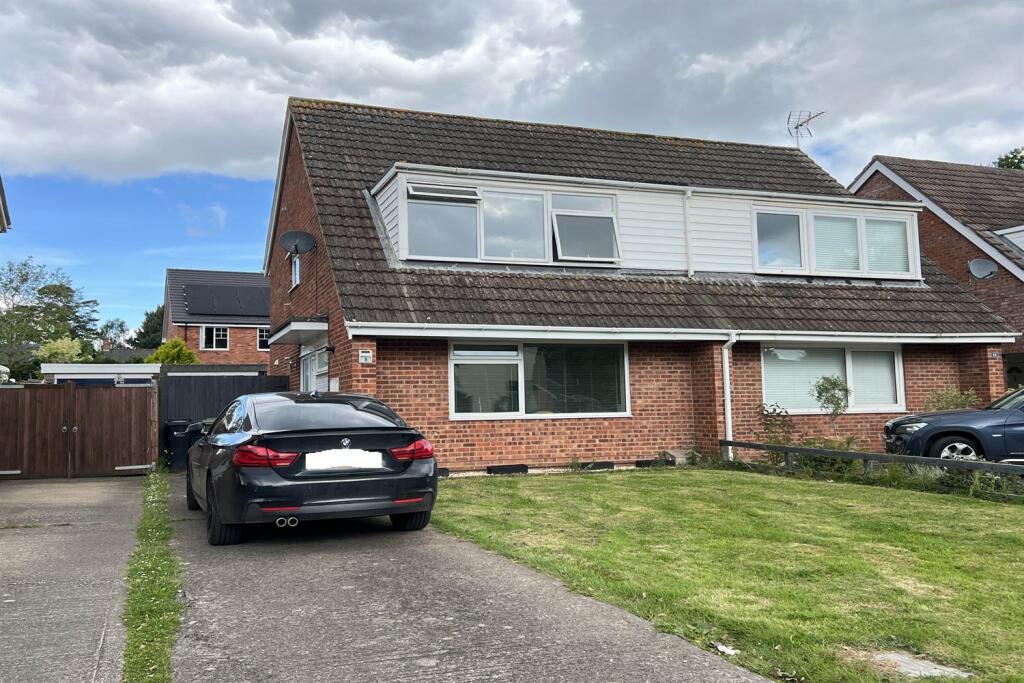 4 bedroom semidetached house for sale in Rosemary Gardens, Hampton