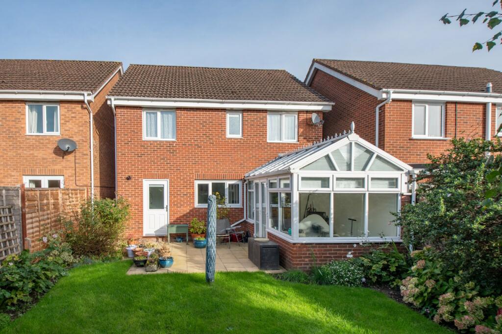 4 bedroom detached house for sale in Yeomans Close, Astwood Bank