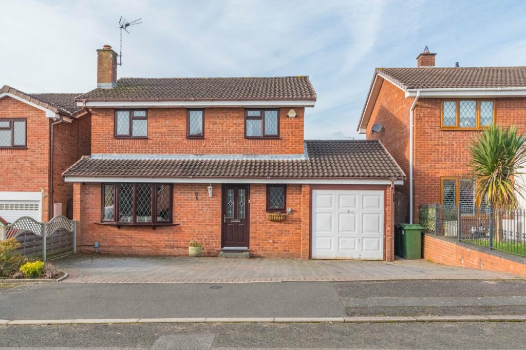 4 bedroom detached house for sale in Hartlebury Close, Church Hill