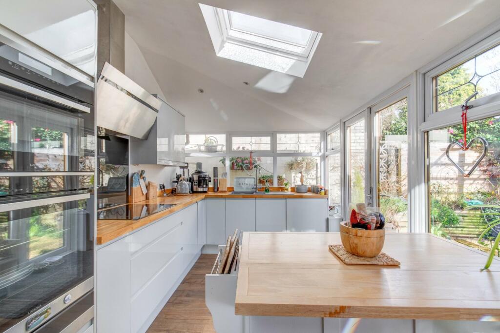 3 bedroom semidetached house for sale in Yvonne Road, Redditch