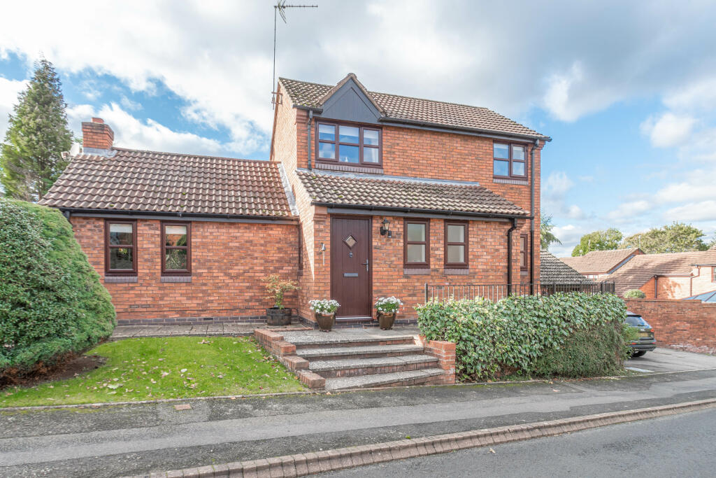 4 bedroom detached house for sale in Tanwood Close, Callow Hill, Redditch, Worcestershire, B97