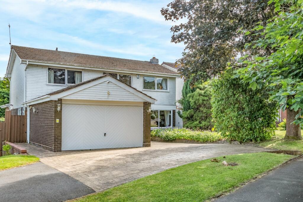 4 bedroom detached house for sale in Compton Close, Southcrest