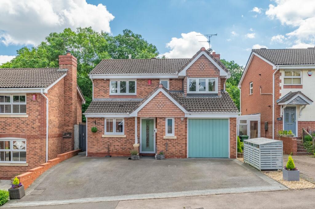 4 bedroom detached house for sale in Moorcroft Gardens, Walkwood, Redditch, Worcestershire, B97
