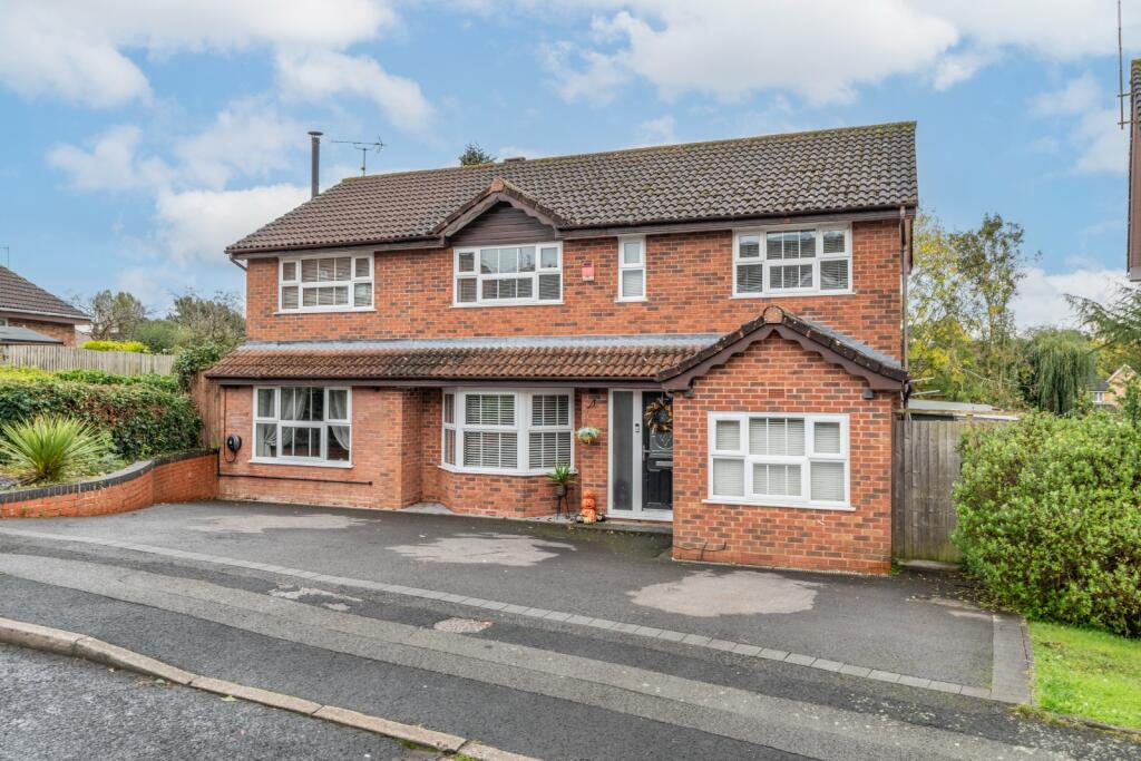 5 bedroom detached house for sale in Reynard Close, heath, Redditch