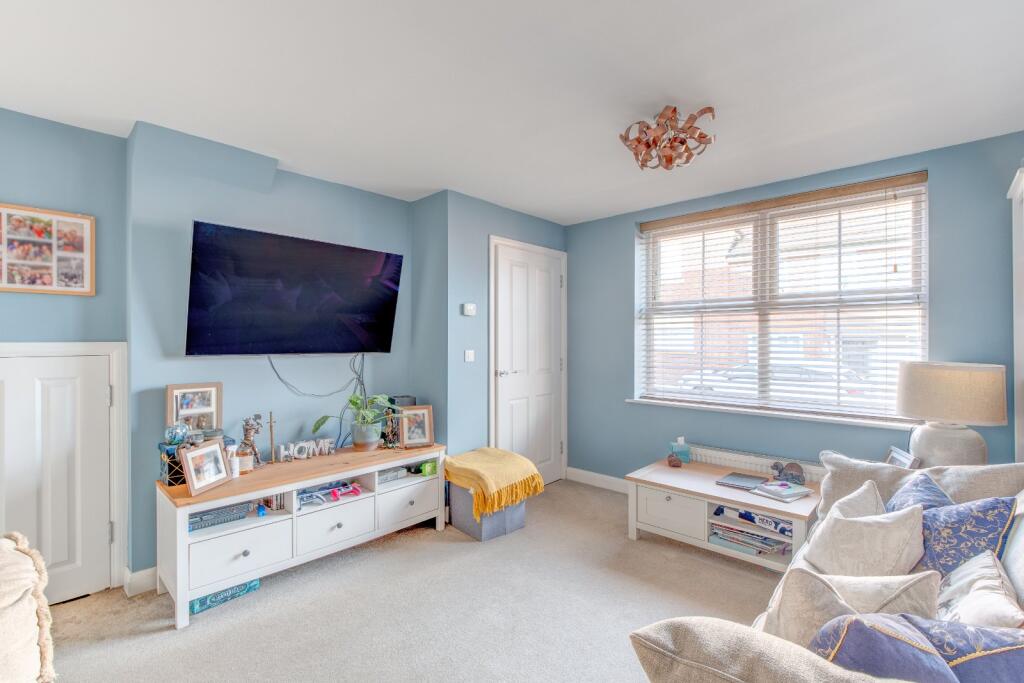 Additional property image - Oakdale Close, Wirehill, Redditch, B98