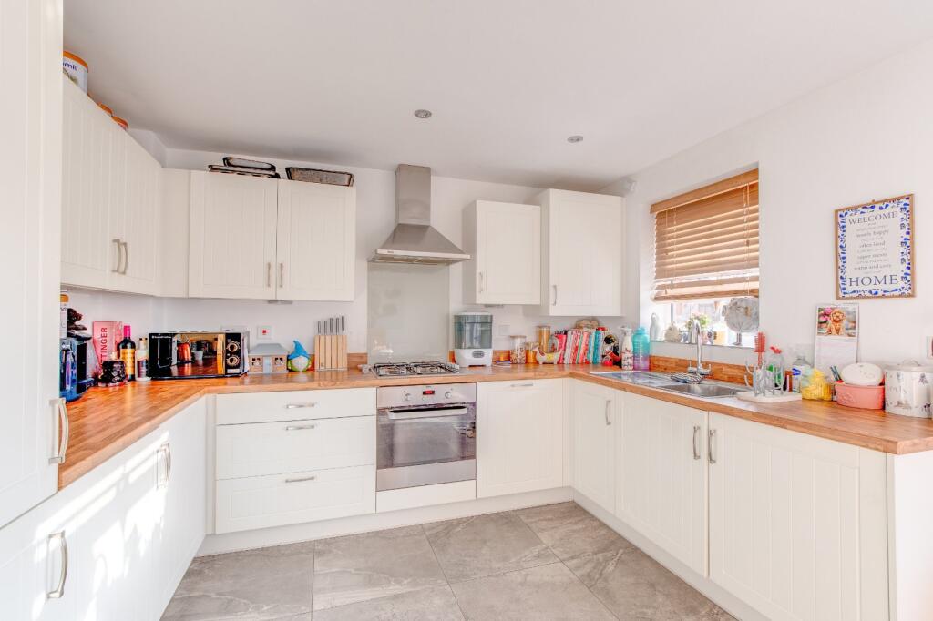 Additional property image - Oakdale Close, Wirehill, Redditch, B98
