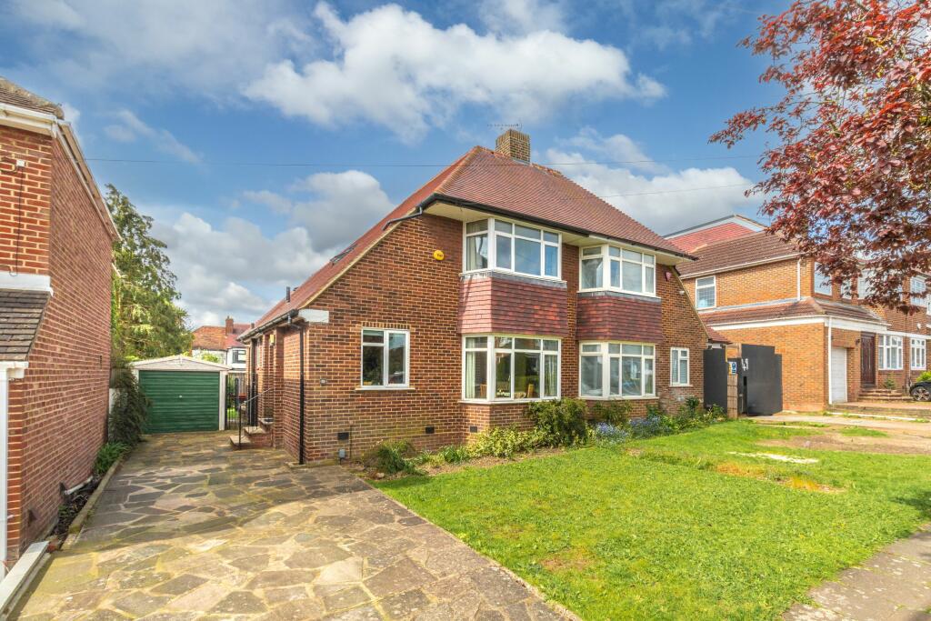 3 bedroom semidetached house for sale in Lonsdale Drive, EN2 7LR, EN2