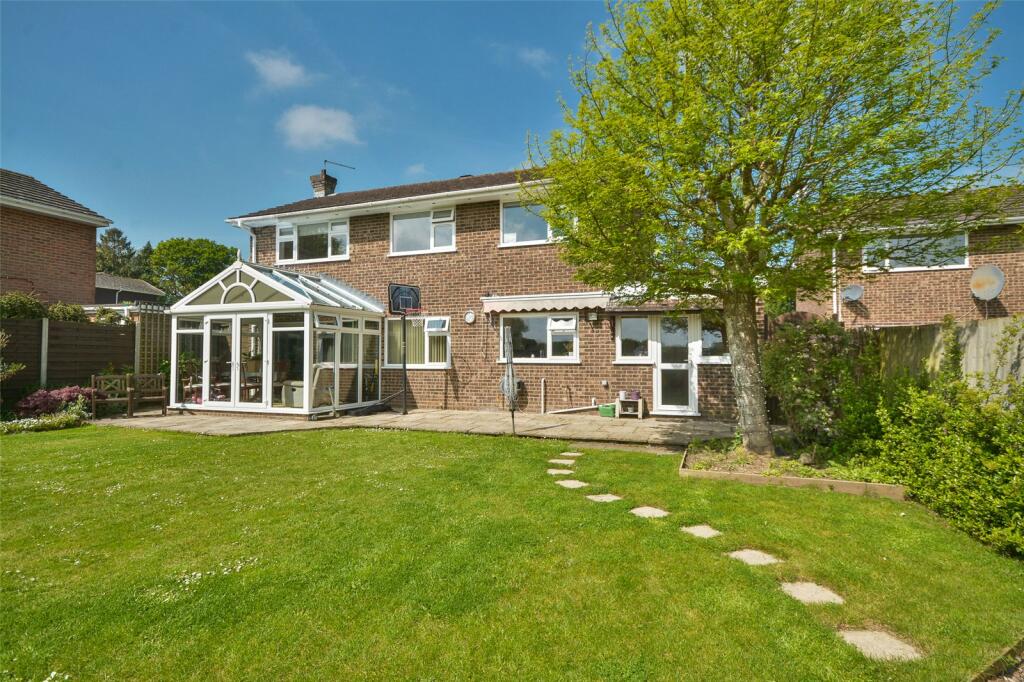 4 bedroom detached house for sale in Glebelands, Pulborough, West
